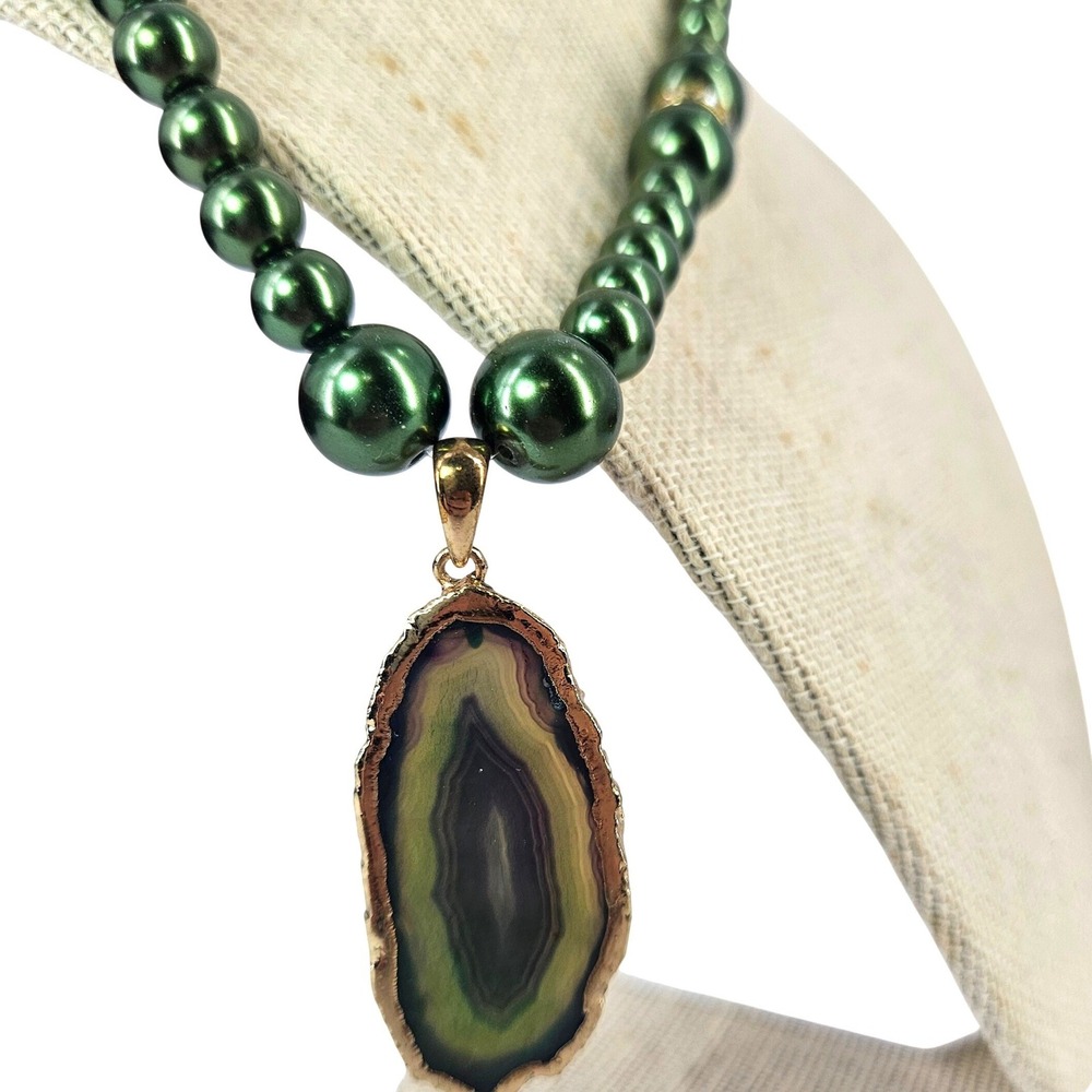 Green Beaded Necklace with Agate Slice Pendant Gold Tone Rhinestons‎ Choker